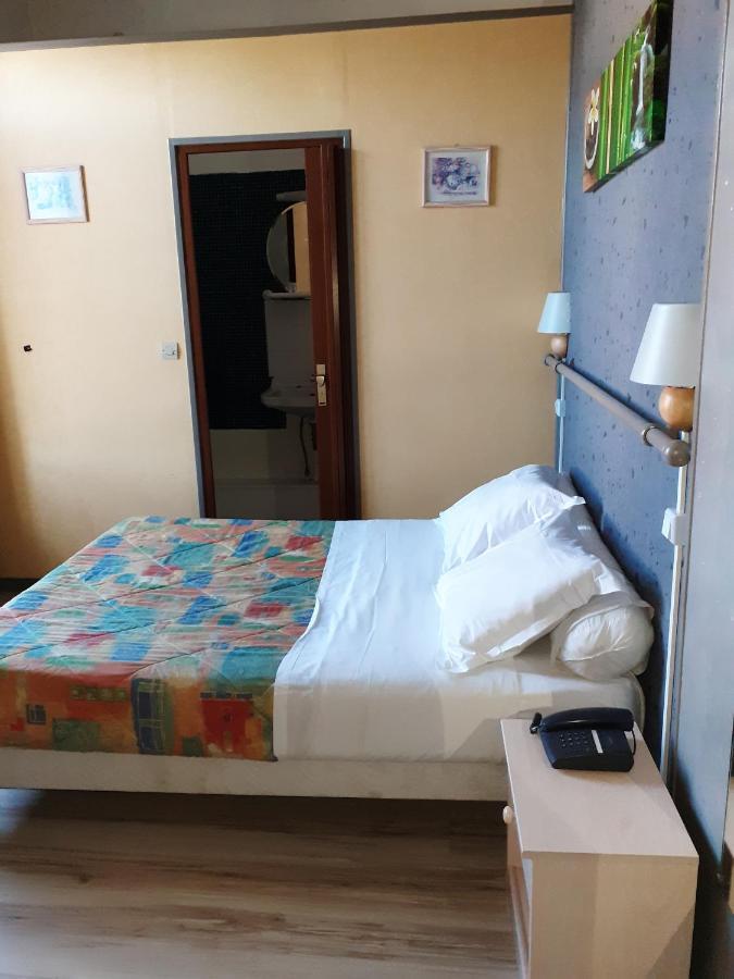Hotel Du Chateau Blanc Elbeuf Esterno foto